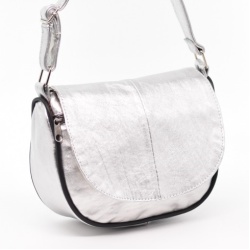 Малка дамска чанта от естествена кожа с дълга дръжка за през рамо сребриста